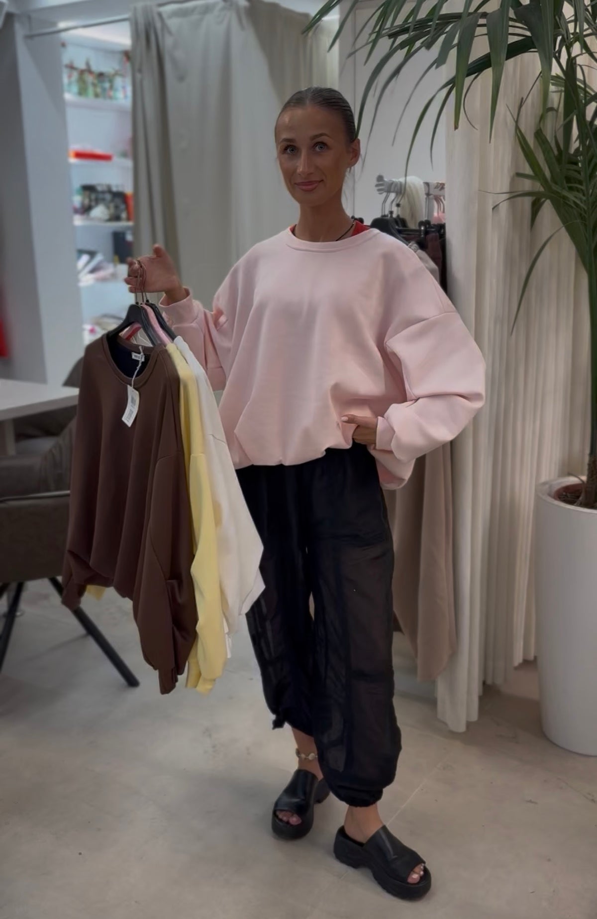 M25 Minkštas ir patogus oversize megztinis