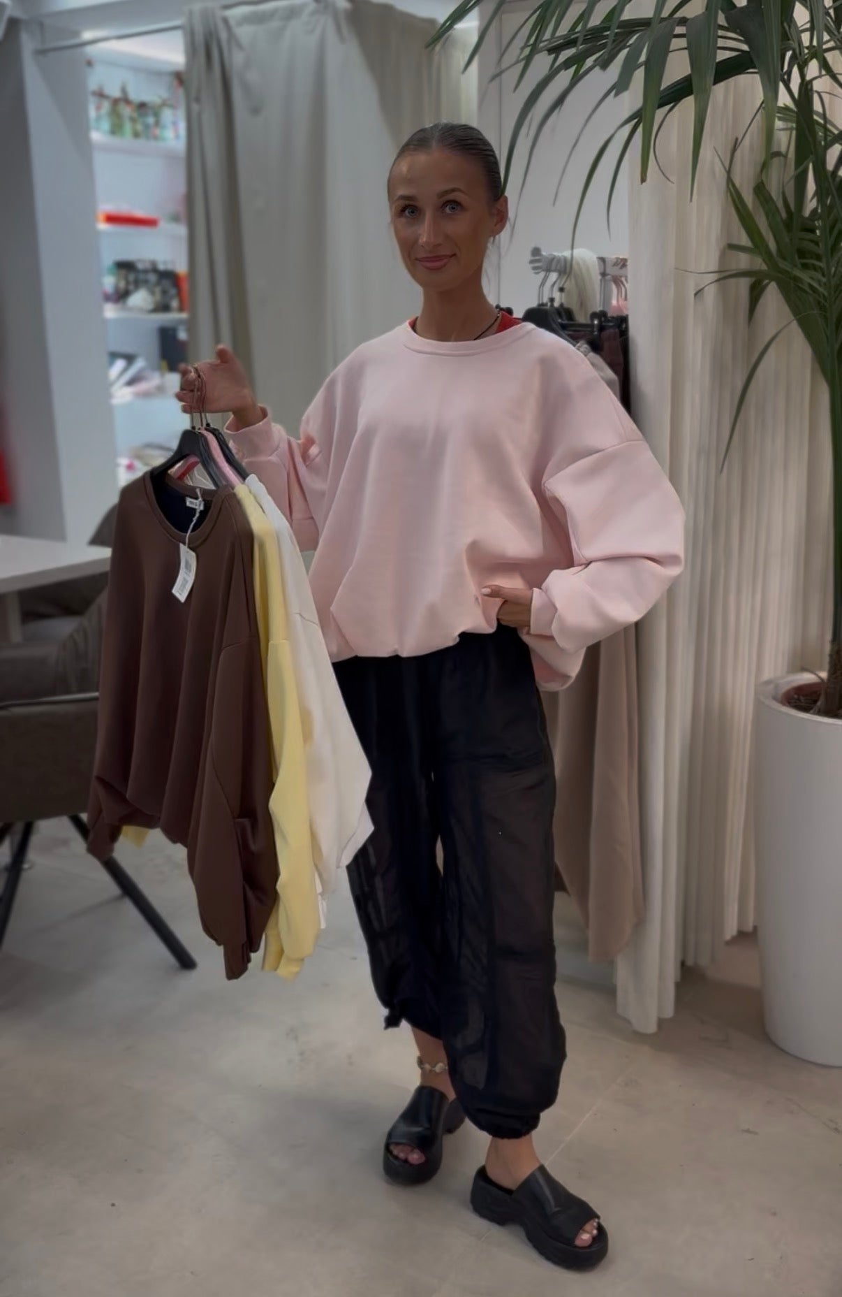 M25 Minkštas ir patogus oversize megztinis