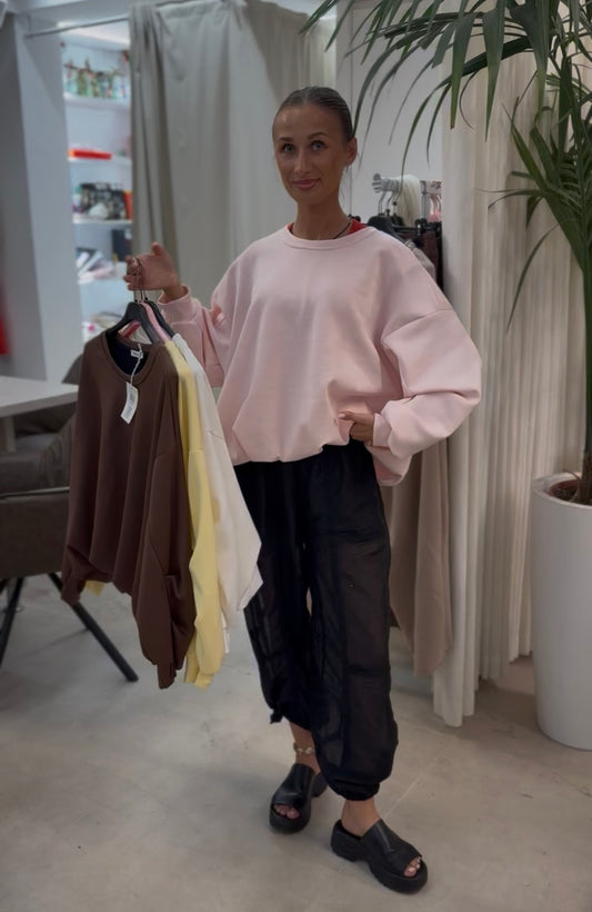 M25 Minkštas ir patogus oversize megztinis